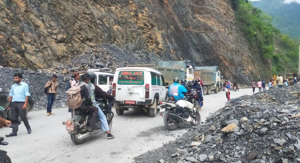 नारायणघाट बुटवल खण्डको नारायणी नदी पुल क्षेत्रमा दुई दिन राति गाडी सञ्चालनमा रोक